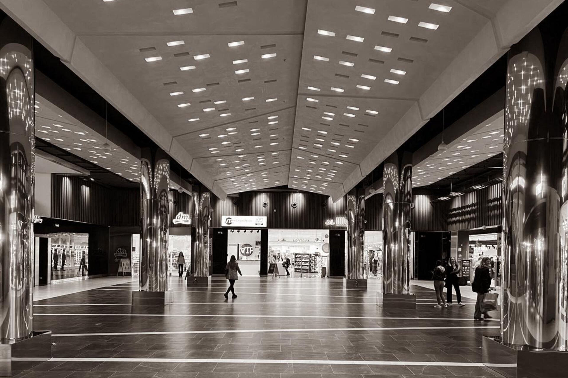 UŠĆE SHOPPING MALL - MARKET SQUARE INTERIORS 8 1 uai