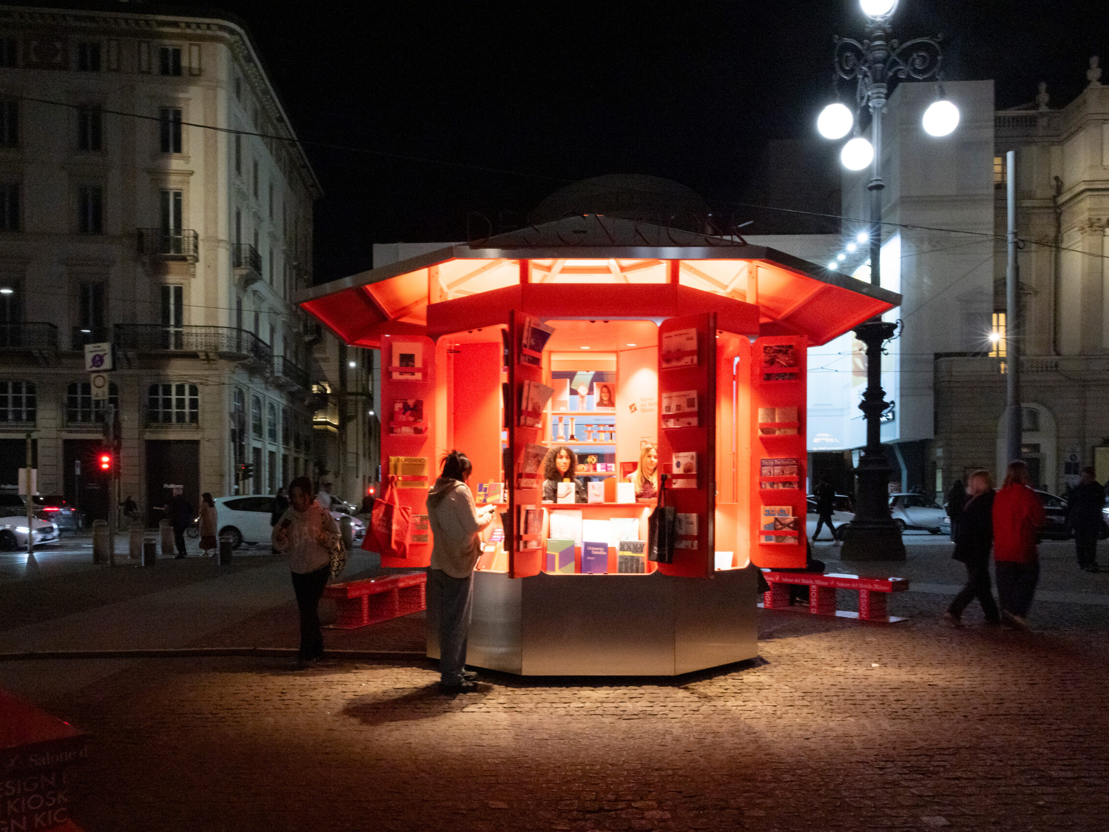 03_Design-Kiosk_Piazza-della-Scala_Salone-del-Mobile-2025_Alessandro-Russotti 2 03_Design-Kiosk_Piazza-della-Scala_Salone-del-Mobile-2025_Alessandro-Russotti 03 Design Kiosk Piazza della Scala Salone del Mobile 2025 Alessandro Russotti scaled uai